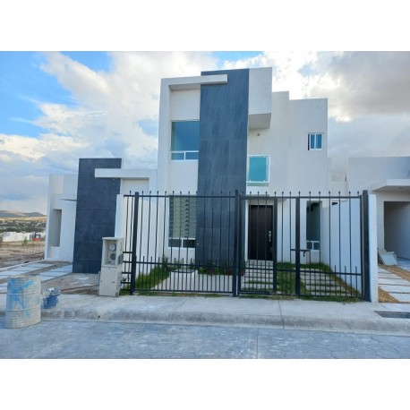 SE VENDE CASA EN "PRIVADAS DE SAN CRISTÓBAL", MINERAL DE LA REFORMA