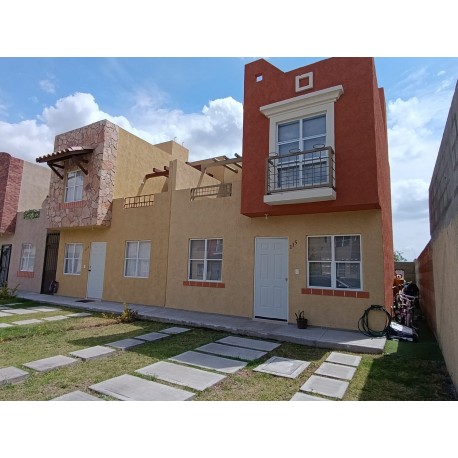SE VENDE HERMOSA CASA EN EL FRACCIONAMIENTO "REAL NAVARRA", EN PACHUCA.
