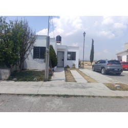 SE VENDE CASA EN EL FRACCIONAMIENTO XOCHIHUACAN.