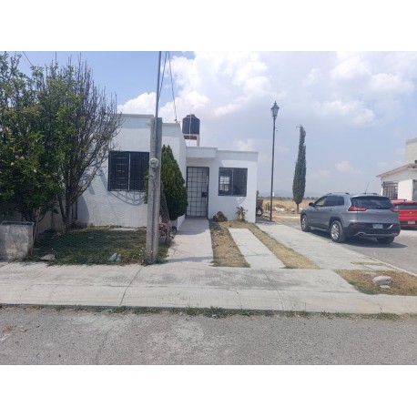 SE VENDE CASA EN EL FRACCIONAMIENTO XOCHIHUACAN.