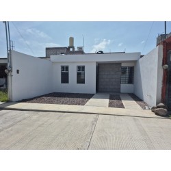 SE VENDE CASA EN SAHAGUN, COLONIA 21 DE JULIO, A 10 MINUTOS DE LA ZONA INDUSTRIAL.