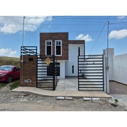 SE VENDE BONITA CASA EN EL FRACCIONAMIENTO CARBONERAS.