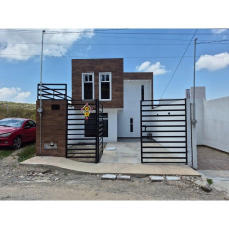 SE VENDE BONITA CASA EN EL FRACCIONAMIENTO CARBONERAS.